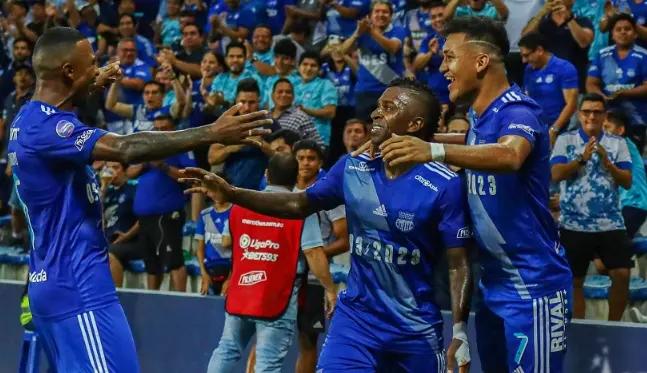 Miller Bolaños y sus compañeros en Emelec. Foto: Via Afición Central