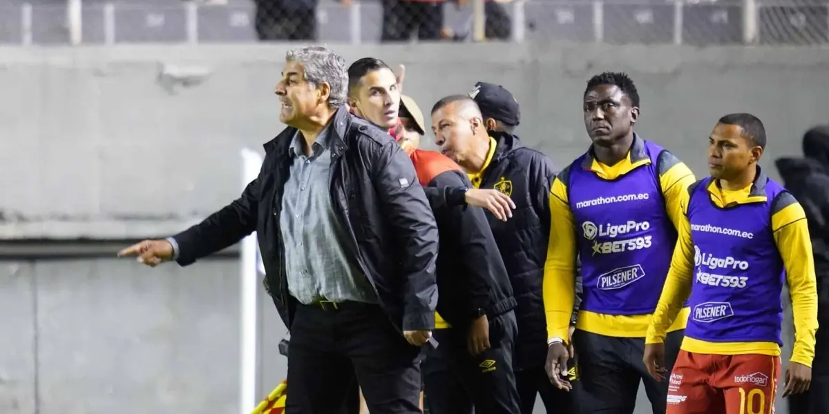 Escobar tuvo un intenso cruce con el árbitro del cotejo entre Aucas y Barcelona 