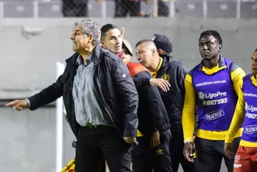 Escobar tuvo un intenso cruce con el árbitro del cotejo entre Aucas y Barcelona 